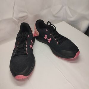 UNDER ARMOUR YOUTH Size 5 black/Pink lace up athletic shoes EUC!